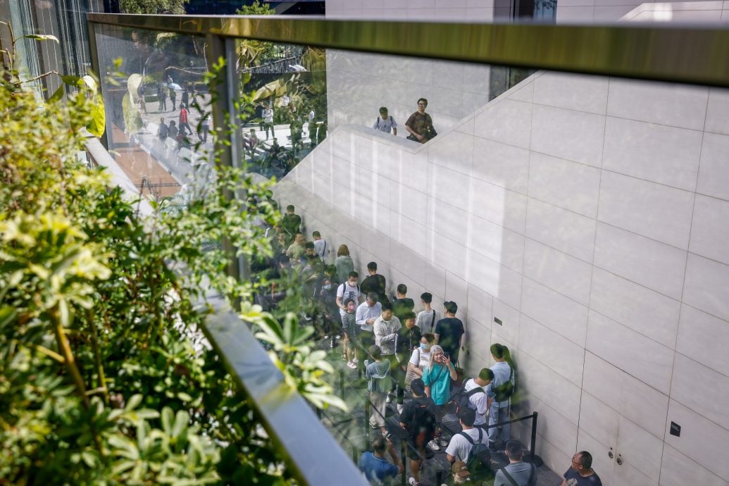 拼盘  中国「果粉」抢购iPhone 15　排队人潮画面曝光 网民:“第1批出来都卖给黄牛”