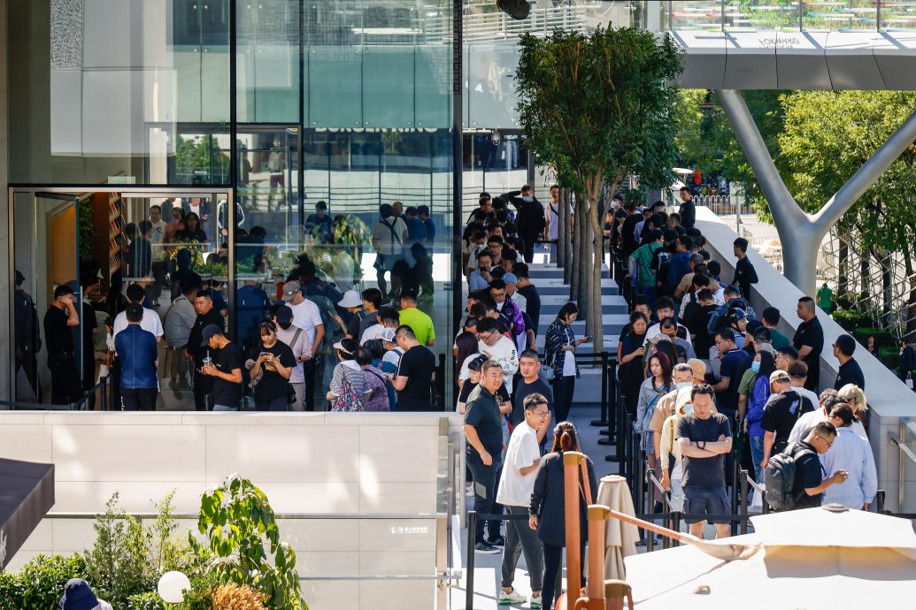 拼盘  中国「果粉」抢购iPhone 15　排队人潮画面曝光 网民:“第1批出来都卖给黄牛”