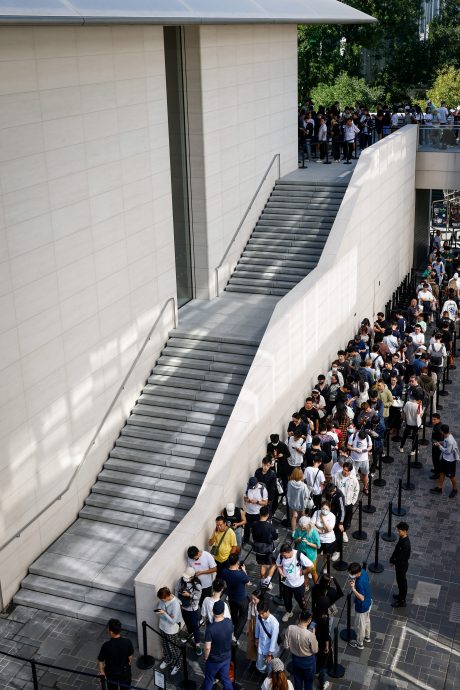 拼盘  中国「果粉」抢购iPhone 15　排队人潮画面曝光 网民:“第1批出来都卖给黄牛”