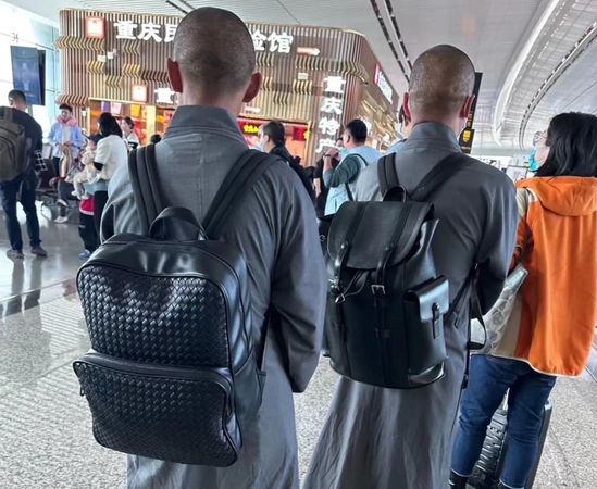 拼盘/2和尚背国际精品包 照片惊呆网:社会在走行情要有