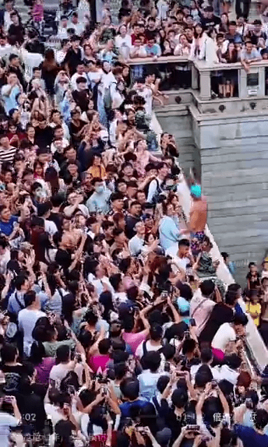 拼盘／天津大爷海河跳水引热议 流量与安全如何兼得？