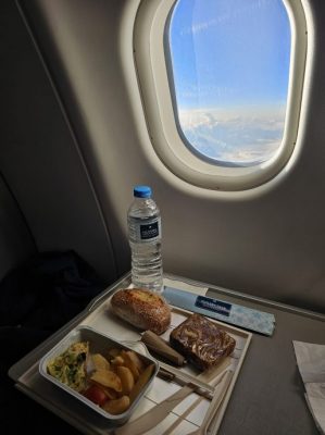 搭马航商务舱从隆飞河内 “正餐仅矿泉水、苹果、面包+蛋糕”