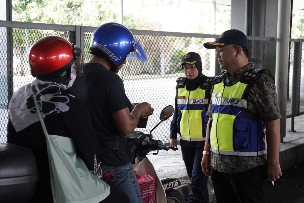 摩托车牌食指大小 网友称：世界最小车牌