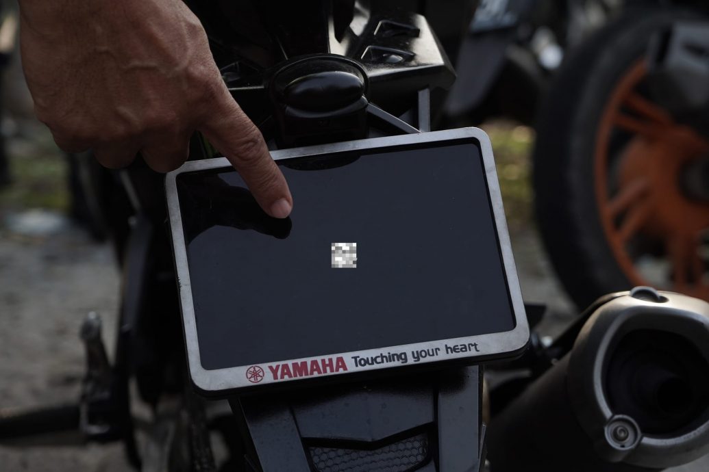 摩托车牌食指大小 网友称：世界最小车牌