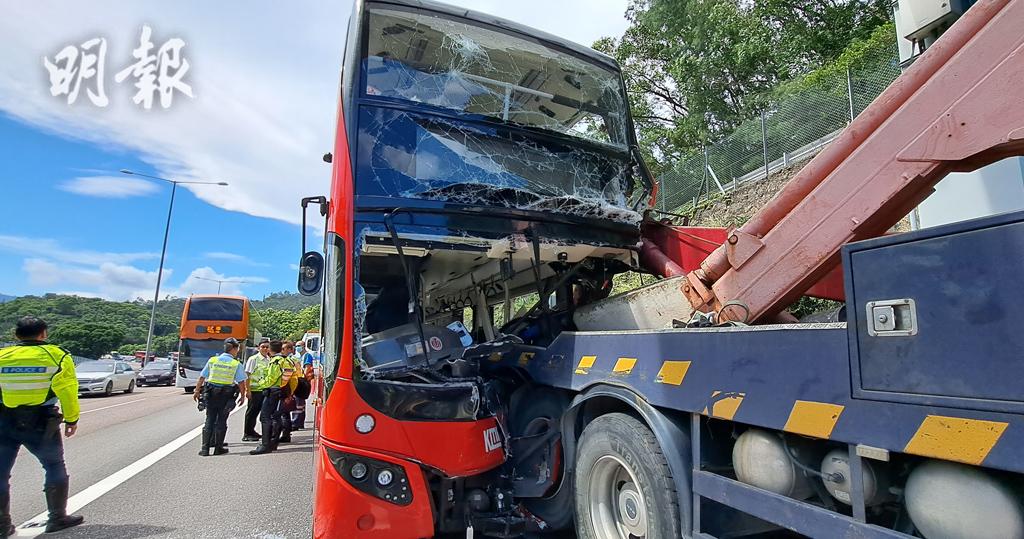 撞路边故障起重机 巴士司机乘客43人伤