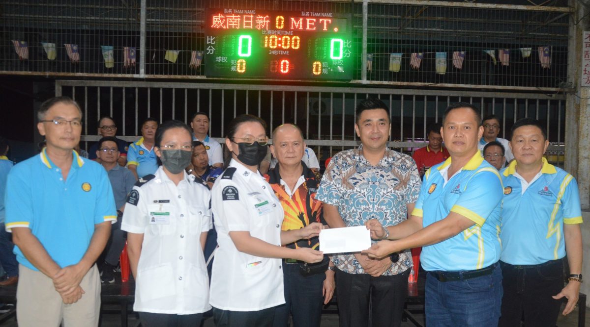 方美铼：爱护公物 勿表演灌篮折断篮框