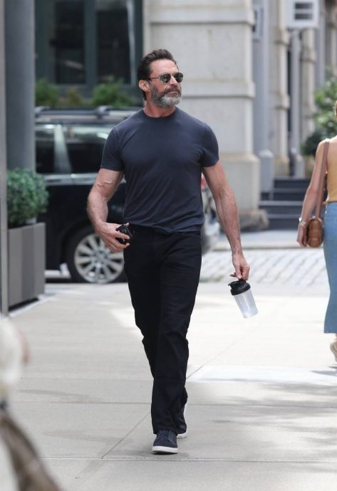 晓治积曼已摘掉婚戒 大街上被逼问离婚原因