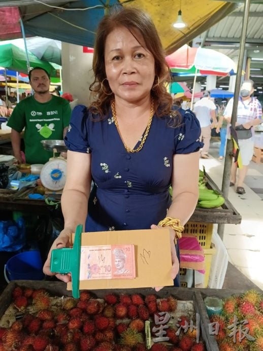 暖势力/果贩：元首亲自签名 8张10令吉钞票留作纪念