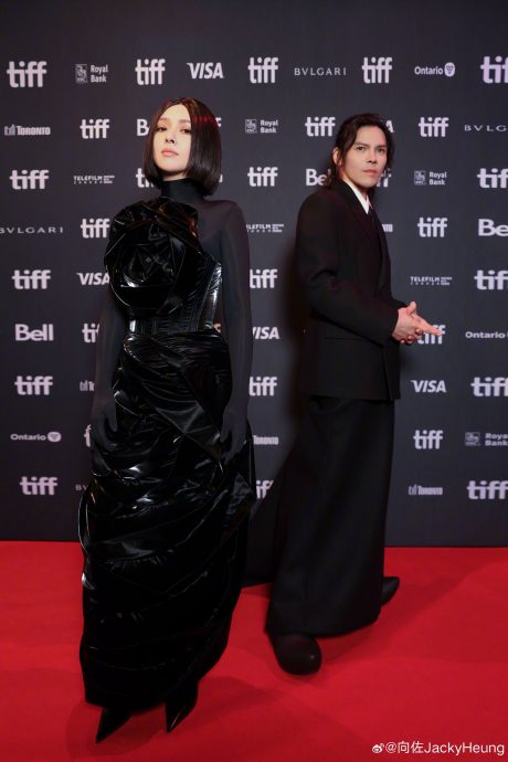 暗黑造型同框向佐 郭碧婷被吐槽像蜡像