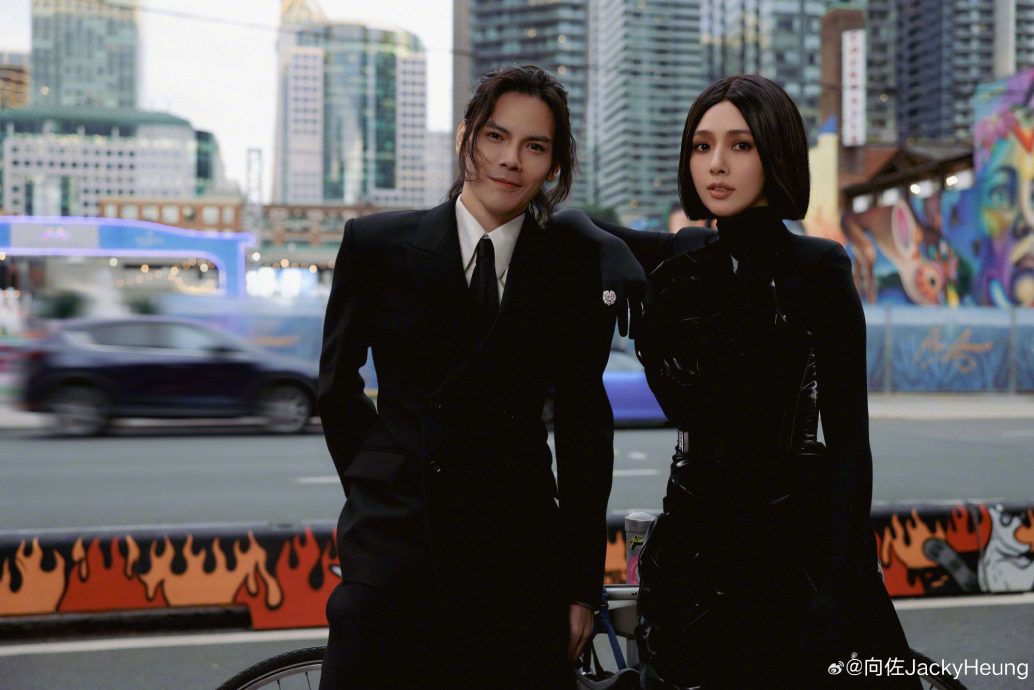 暗黑造型同框向佐 郭碧婷被吐槽像蜡像