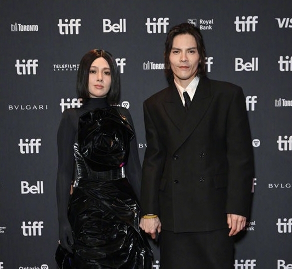 暗黑造型同框向佐 郭碧婷被吐槽像蜡像