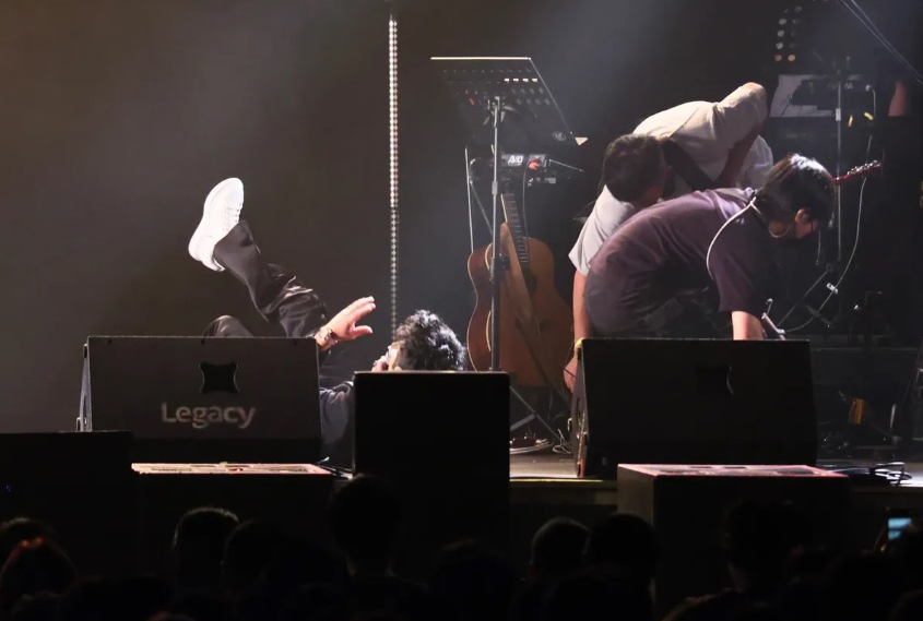 曹格唱倒地泪喊“很痛” 哽咽告白前妻:我还爱她