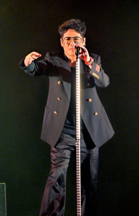 曹格唱倒地泪喊“很痛” 哽咽告白前妻:我还爱她