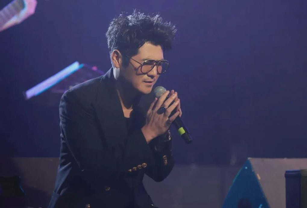 曹格唱倒地泪喊“很痛” 哽咽告白前妻:我还爱她