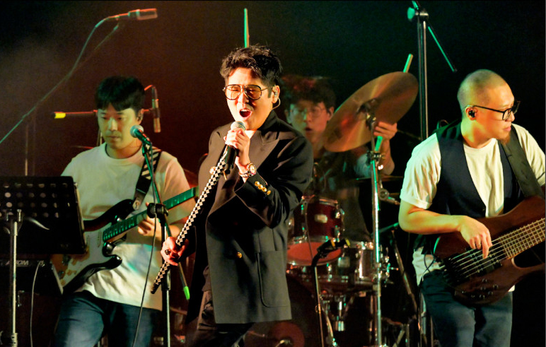 曹格唱倒地泪喊“很痛” 哽咽告白前妻:我还爱她