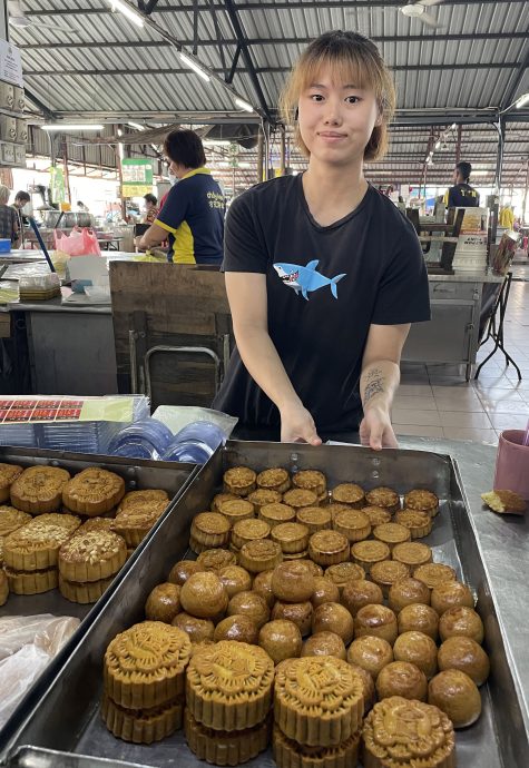 最后冲刺 巴刹市场见人潮 中秋应节品热卖