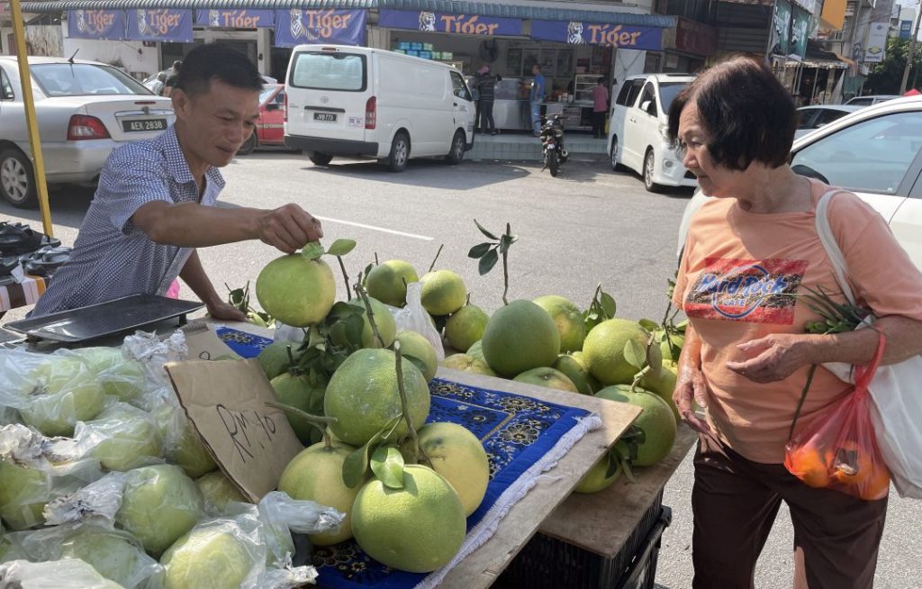 最后冲刺 巴刹市场见人潮 中秋应节品热卖