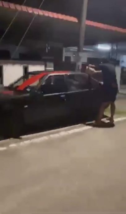 **有劳编辑签发**柔:“你满意送到你老公家的甜品吗?” 女婿错按贷款链接,连累岳父母住家被泼漆抛汽油弹