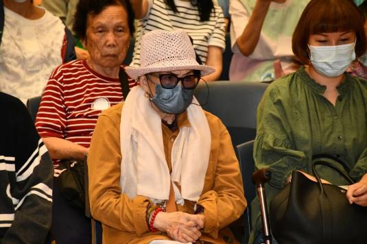 李玟妈妈首度公开露面 李思林回应《好声音》风波