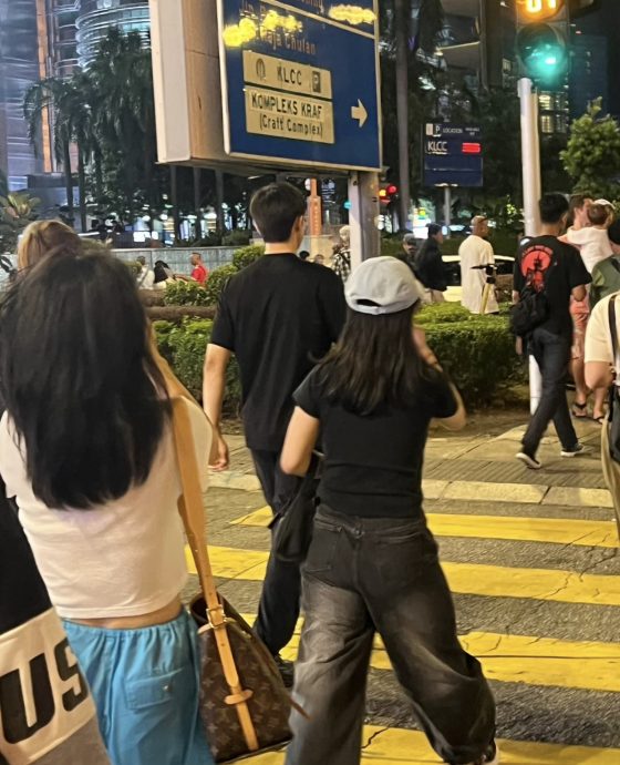 李现双峰塔被偶遇 网惊：什么时候来马的？