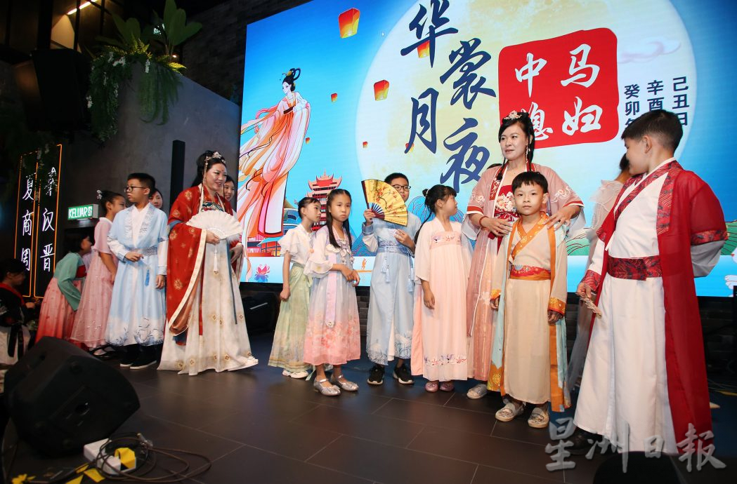 来自中国的媳妇欢聚一堂 穿汉服庆中秋温馨满溢