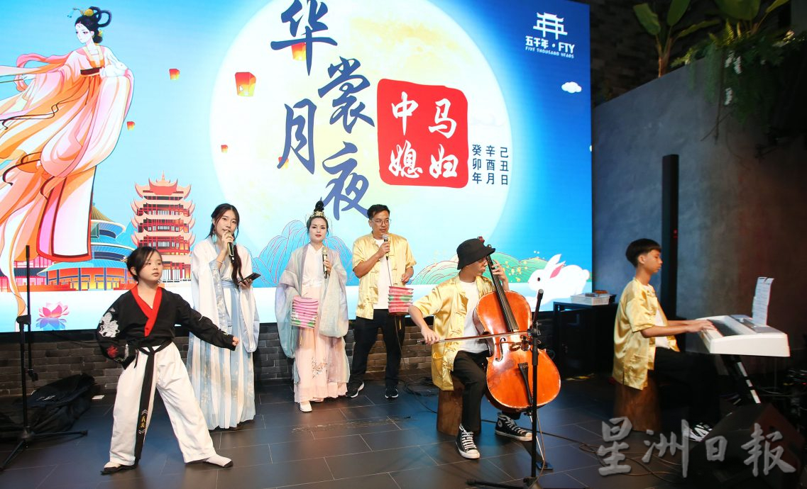 来自中国的媳妇欢聚一堂 穿汉服庆中秋温馨满溢