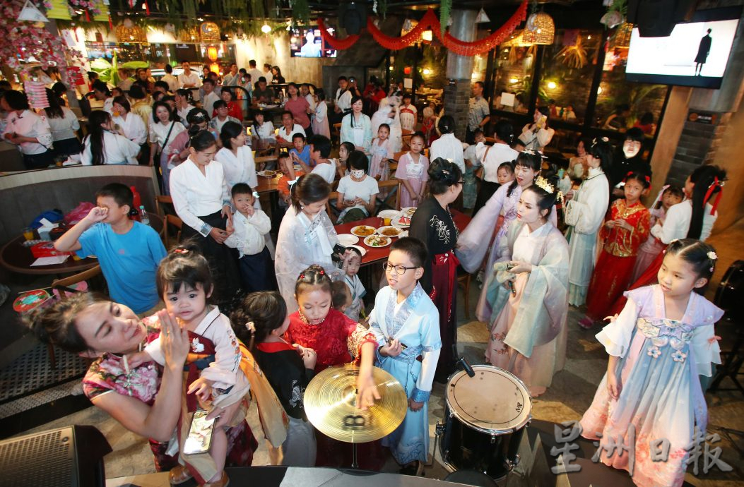 来自中国的媳妇欢聚一堂 穿汉服庆中秋温馨满溢