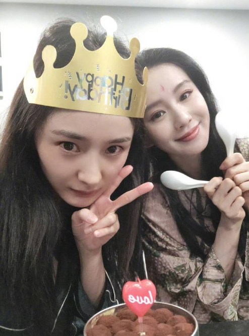 杨幂素颜迎37岁 刘诗诗穿睡衣献吻