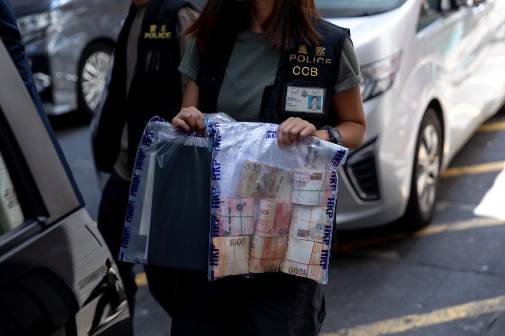 林作涉JPEX案被捕被商罪科押上车 警搜中环办公室检大叠现钞
