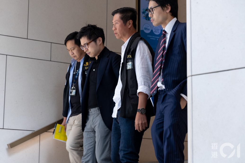 林作涉JPEX案被捕被商罪科押上车 警搜中环办公室检大叠现钞