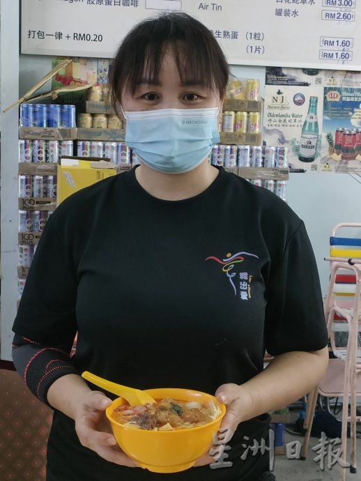 柔《食客指路，本月5日刋》庄桂丽到新加坡加东拜师学叻沙
