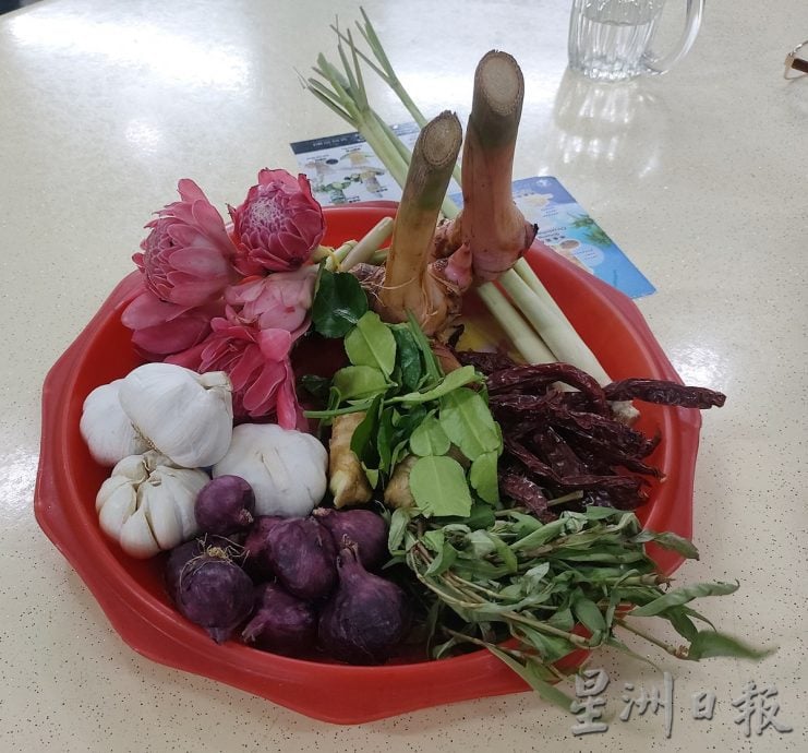 柔《食客指路，本月5日刋》庄桂丽到新加坡加东拜师学叻沙