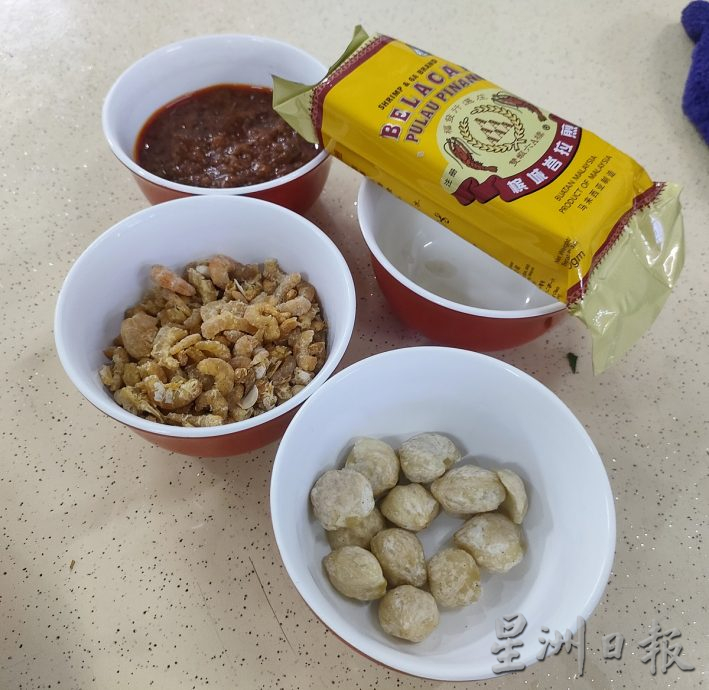 柔《食客指路，本月5日刋》庄桂丽到新加坡加东拜师学叻沙