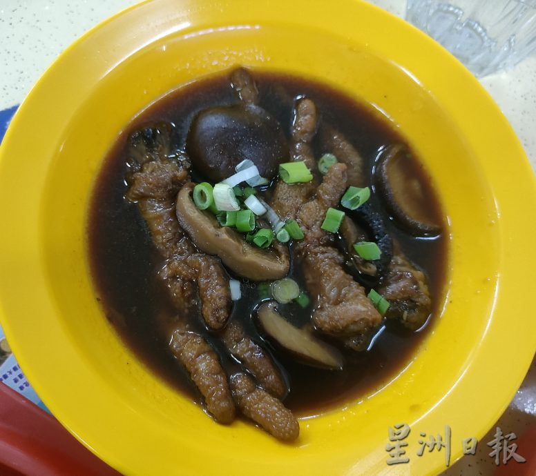 柔《食客指路，本月5日刋》庄桂丽到新加坡加东拜师学叻沙