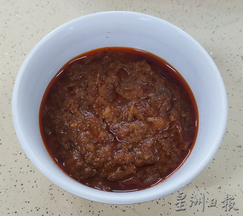 柔《食客指路，本月5日刋》庄桂丽到新加坡加东拜师学叻沙