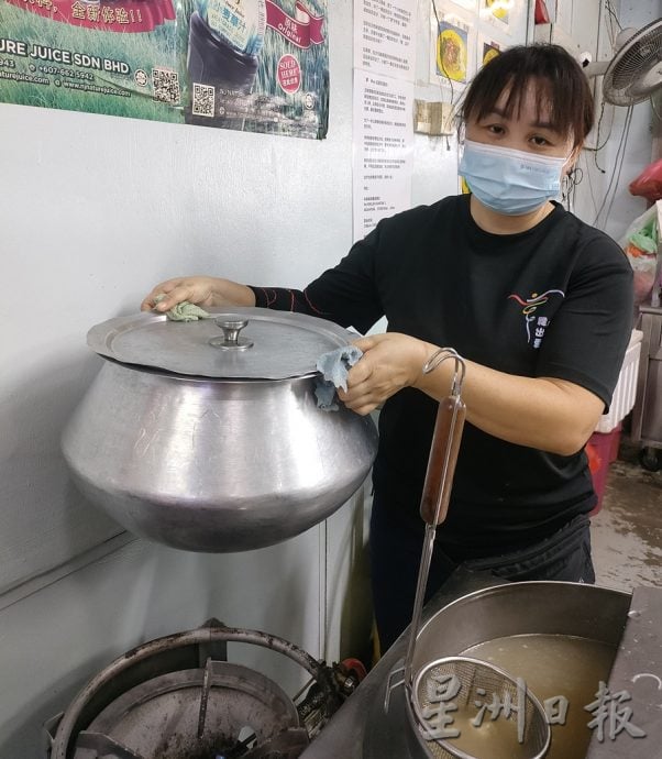 柔《食客指路，本月5日刋》庄桂丽到新加坡加东拜师学叻沙