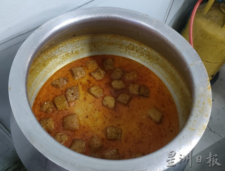 柔《食客指路，本月5日刋》庄桂丽到新加坡加东拜师学叻沙