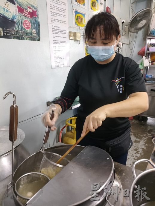 柔《食客指路，本月5日刋》庄桂丽到新加坡加东拜师学叻沙