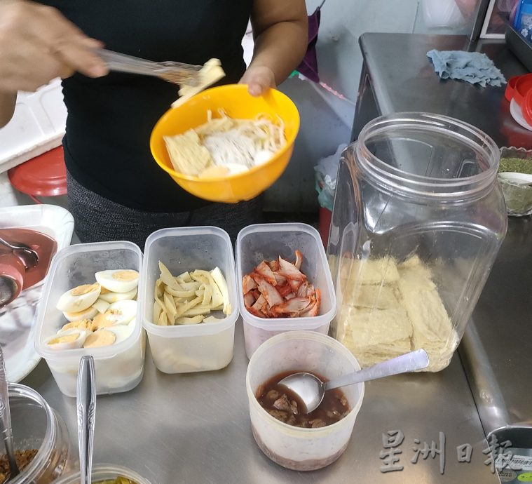 柔《食客指路，本月5日刋》庄桂丽到新加坡加东拜师学叻沙