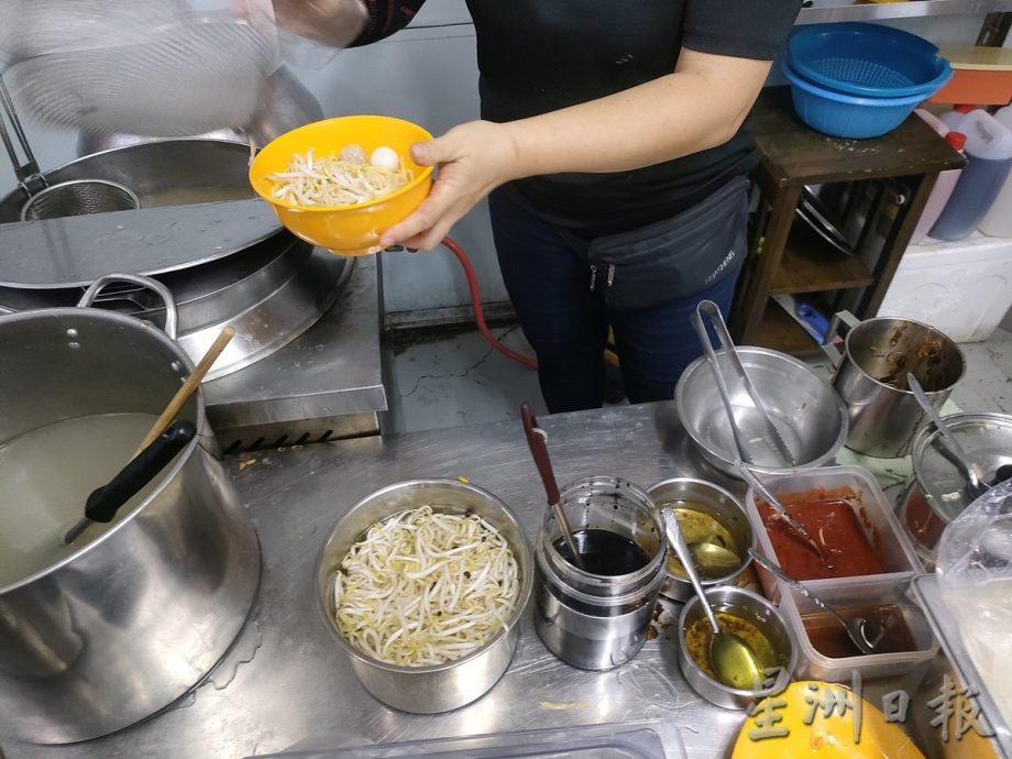柔《食客指路，本月5日刋》庄桂丽到新加坡加东拜师学叻沙