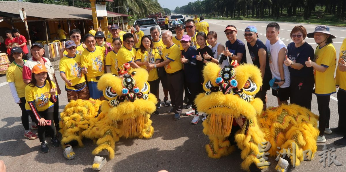 柔︰ “中华行”火矩跨县入三合港 舞狮团迎接好热闹