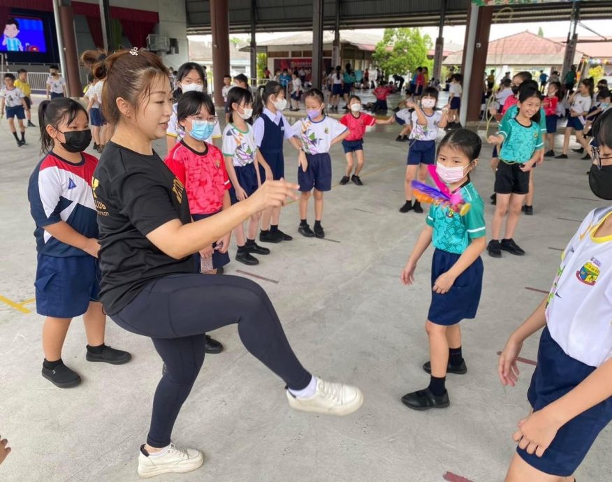 柔：【善心美事】：爱心爸妈走入校园  说故事 玩游戏 教厨艺