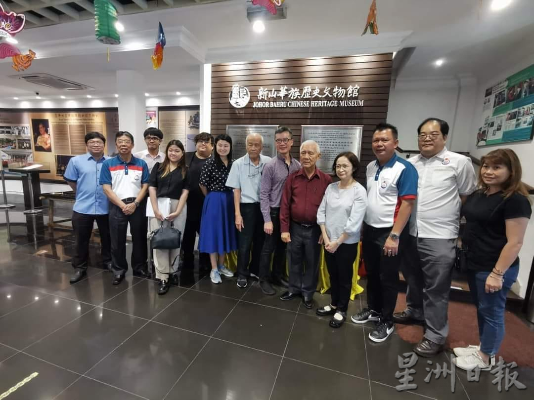 柔：头条：新加坡国家文物局等一行人与新山华族历史文物馆在馆内进行交流  