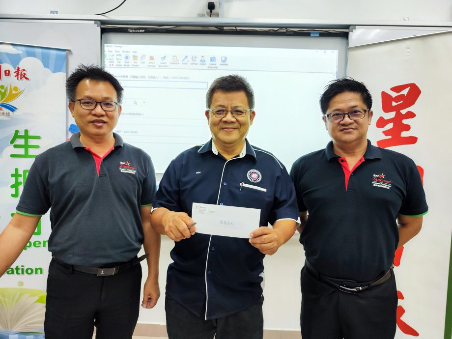 柔:封底头条(主文):本报活动:星洲日报“学生阅报计划”小学生时事 问答(县区)决赛,柔州 580 人参赛