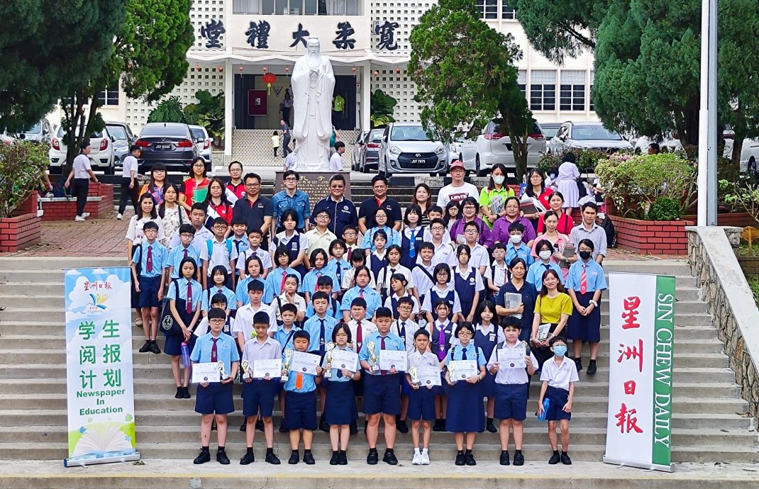 柔:封底头条(主文):本报活动:星洲日报“学生阅报计划”小学生时事 问答(县区)决赛,柔州 580 人参赛
