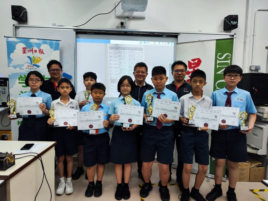 柔:封底头条(主文):本报活动:星洲日报“学生阅报计划”小学生时事 问答(县区)决赛,柔州 580 人参赛