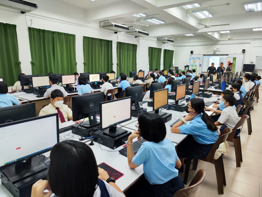 柔:封底头条(主文):本报活动:星洲日报“学生阅报计划”小学生时事 问答(县区)决赛,柔州 580 人参赛