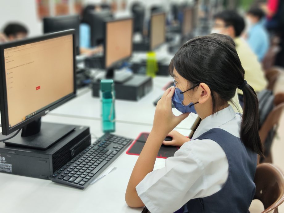 柔:封底头条(主文):本报活动:星洲日报“学生阅报计划”小学生时事 问答(县区)决赛,柔州 580 人参赛
