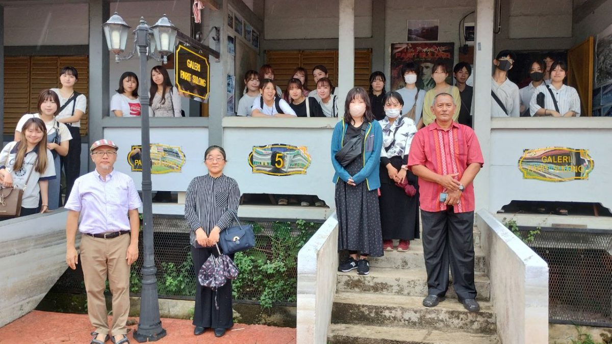 柔:教育版显刊:日本学生代表团,访巴力士隆二战纪念碑