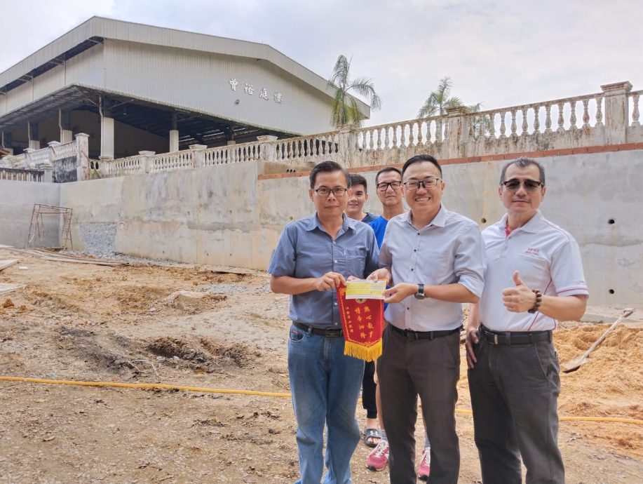 柔：文告：泗隆华小大门旁的围墙泥土流失，获热心地主兴建10尺高墙防崩